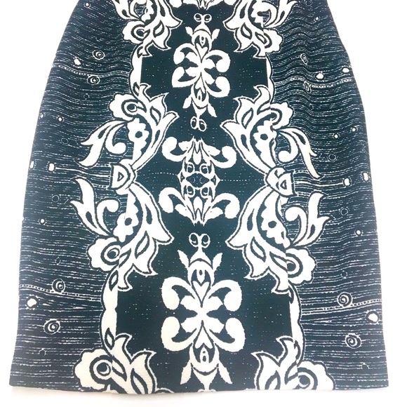 Body Slimming Black & White Shift Dress - Picture 8 of 11